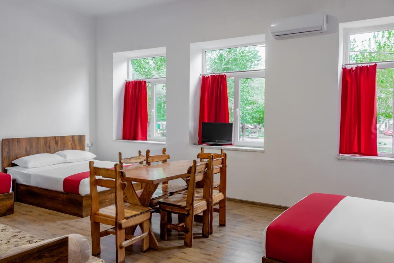 Family Appartments On Buzand Street Yerevan Bagian luar foto