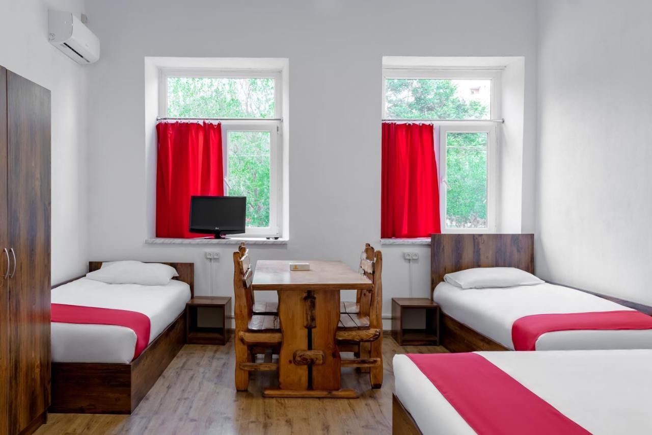 Family Appartments On Buzand Street Yerevan Bagian luar foto